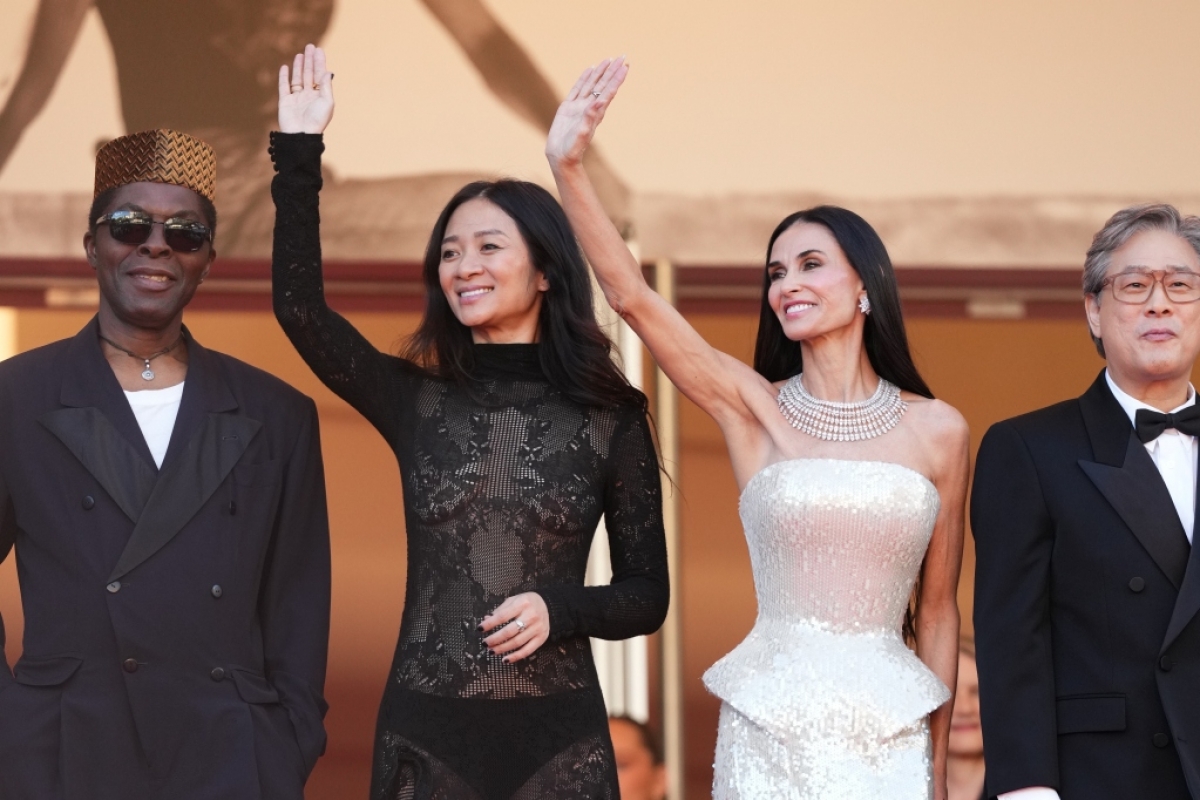 Chủ tịch ban giám khảo Park Chan-wook cùng các giám khảo Isaach de Bankolé, Chloé Zhao và Demi Moore tại lễ khai mạc và buổi ra mắt phim The Electric Kiss trong khuôn khổ Cannes Film Festival lần thứ 79 ngày 12/5/2026.. Ảnh: AP