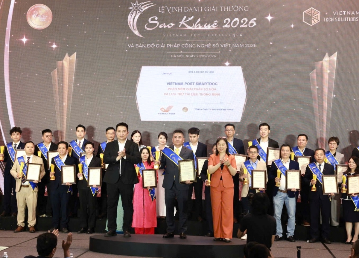 Đại diện Bưu điện Việt Nam lên nhận giải thưởng Sao Khuê 2026