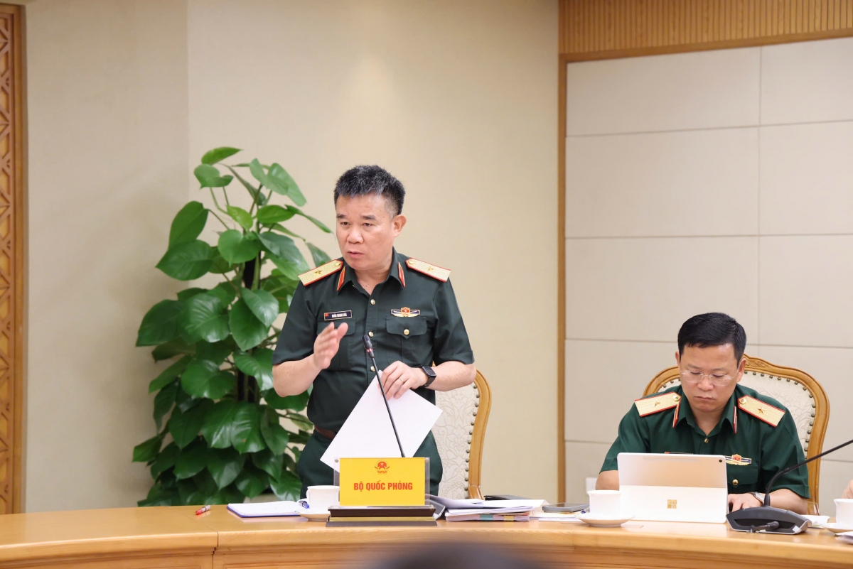 Thiếu tướng Đoàn Quang Hòa, Cục trưởng Cục Chính sách-Xã hội, Bộ Quốc phòng báo cáo tại buổi làm việc