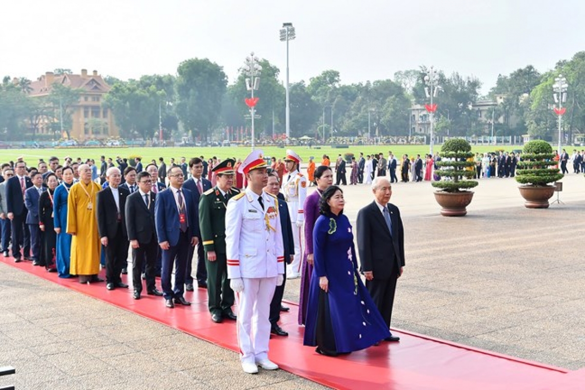 Đoàn đại biểu tham dự Đại hội do bà Bùi Thị Minh Hoài - Ủy viên Bộ Chính trị, Bí thư Trung ương Đảng, Bí thư Đảng ủy MTTQ, các đoàn thể Trung ương, Chủ tịch UBTƯ MTTQ Việt Nam làm Trưởng đoàn vào Lăng viếng Chủ tịch Hồ Chí Minh sáng 11/5/2026