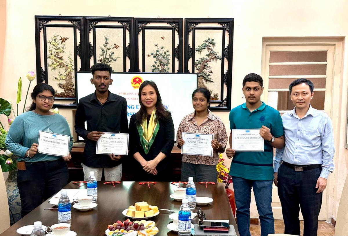 Đại sứ Việt Nam tại Sri Lanka Trịnh Thị Tâm trao 10 suất học bổng cho học sinh Sri Lanka sang Việt Nam du học