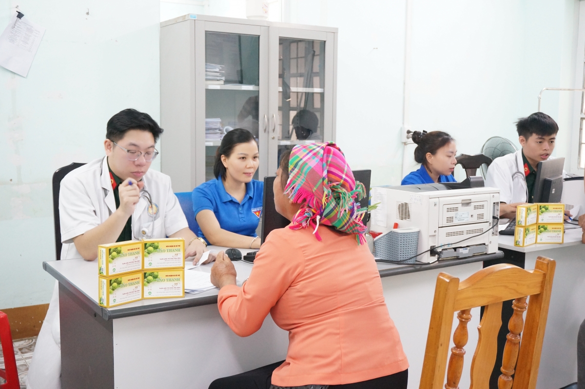 Chương trình khám bệnh, tư vấn sức khỏe và cấp phát thuốc miễn phí cho 700 người dân