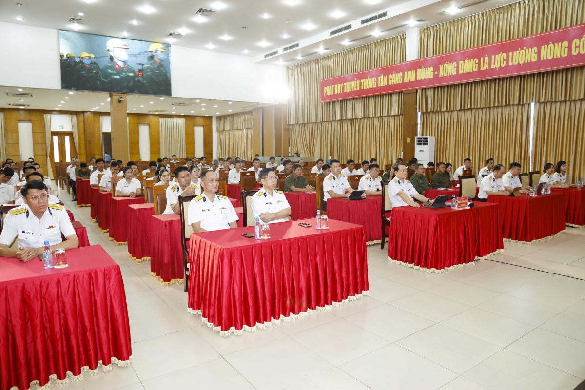 Các đại biểu dự buổi lễ