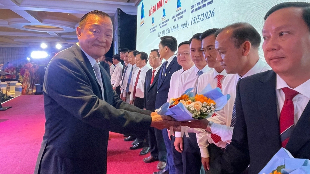 Ông Nguyễn Văn Thiền, Chủ tịch HĐQT BIWASE tặng hoa chúc mừng các công ty con