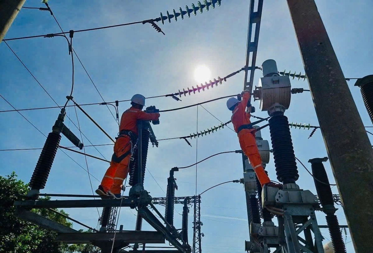 EVNNPC đang tập trung huy động tối đa nhân lực, vật tư, tăng cường kiểm tra vận hành lưới điện, chủ động các phương án xử lý sự cố nhằm đảm bảo cung cấp điện an toàn, ổn định, liên tục phục vụ nhu cầu sinh hoạt của nhân dân và hoạt động sản xuất, kinh doanh trên địa bàn.