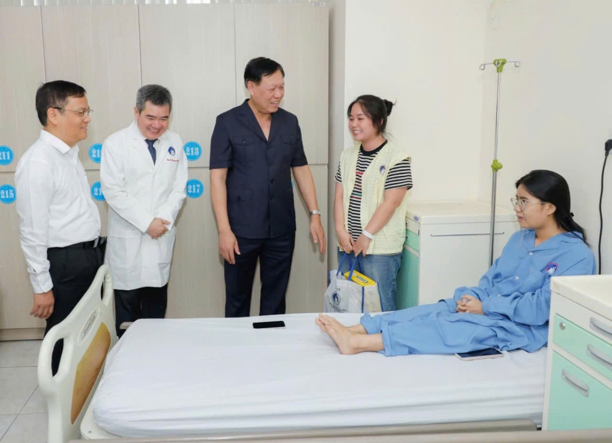 TS.BS Vương Ánh Dương (ngoài cùng bên trái) cùng đoàn công tác do lãnh đạo Bộ Y tế dẫn đầu thăm hỏi bệnh nhân tại cơ sở y tế khu vực phía Nam