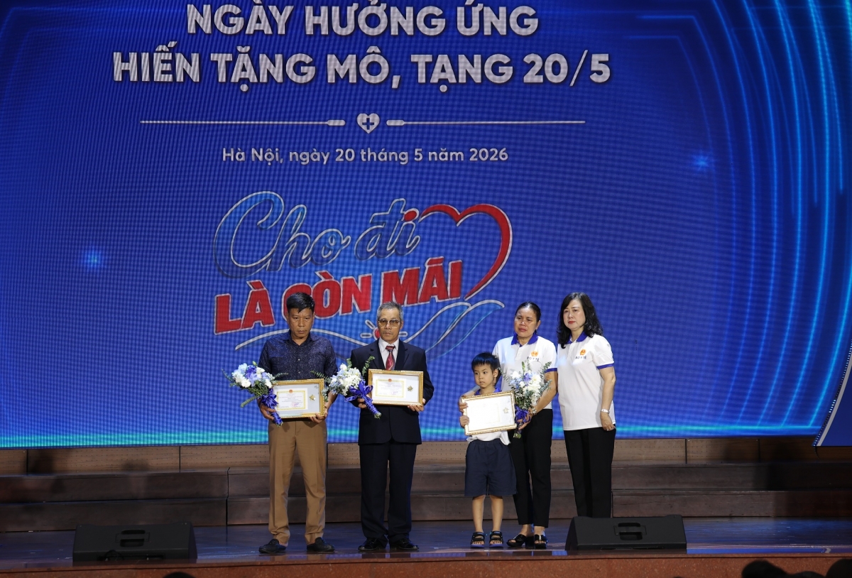 Bộ trưởng Bộ Y tế Đào Hồng Lan tặng Kỷ niệm chương và tri ân gia đình người hiến mô, tạng tiêu biểu