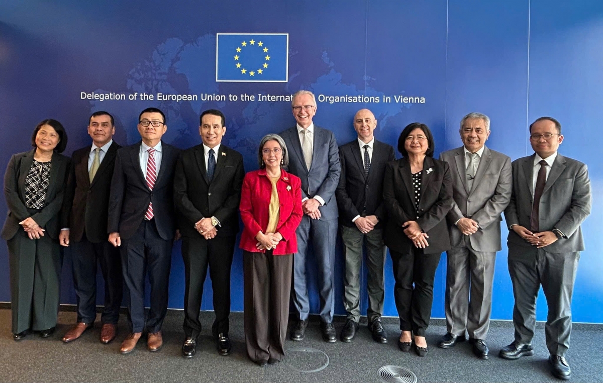 Các Đại sứ và Trưởng Phái đoàn các nước ASEAN tại Vienna (Viên) chụp ảnh lưu niệm với Đại sứ Liên minh châu Âu (EU)
