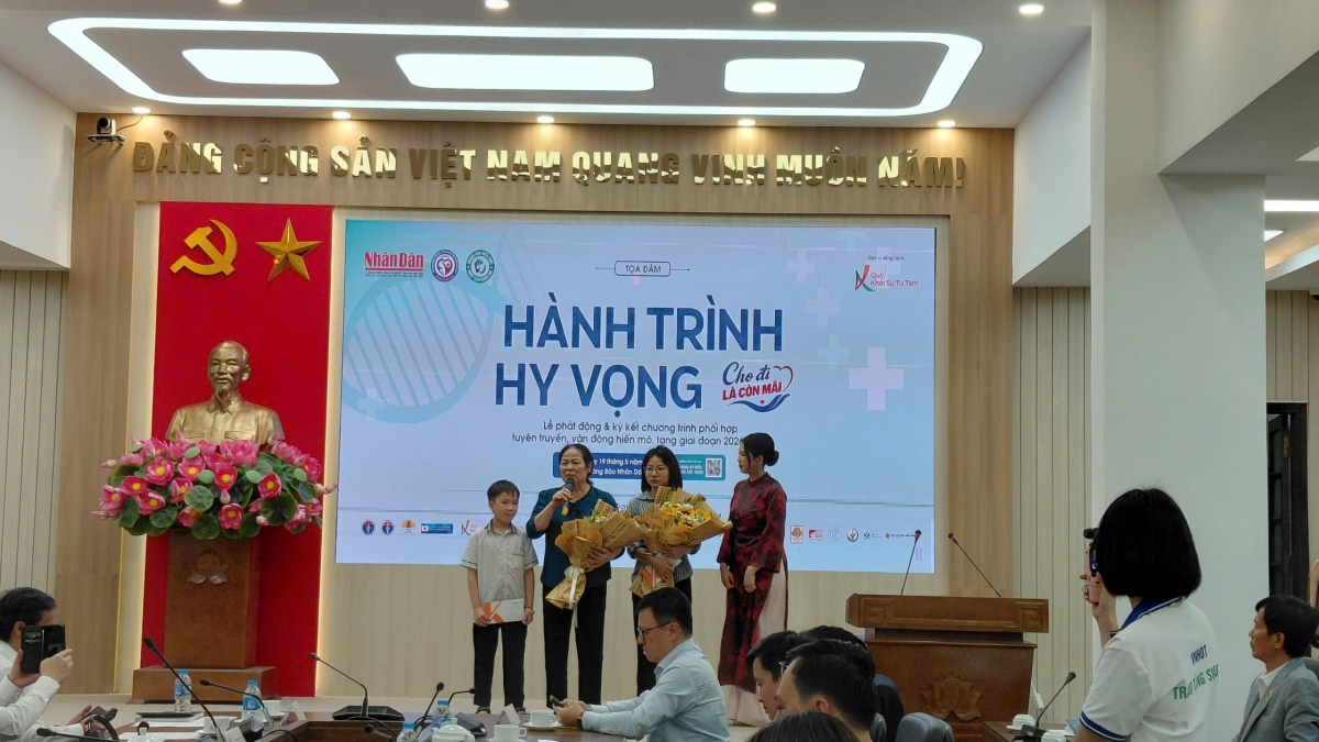 Các gia đình có người hiến tặng mô, tạng chia sẻ tại chương trình. 