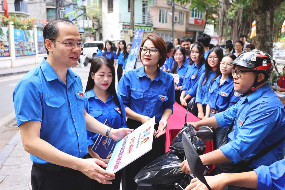 (Sáng 29/5, Bí thư Thành đoàn Hà Nội Nguyễn Tiến Hưng đã tới tặng quà thanh niên tình nguyện hỗ trợ thí sinh tại điểm thi Trường THPT Trần Nhân Tông )