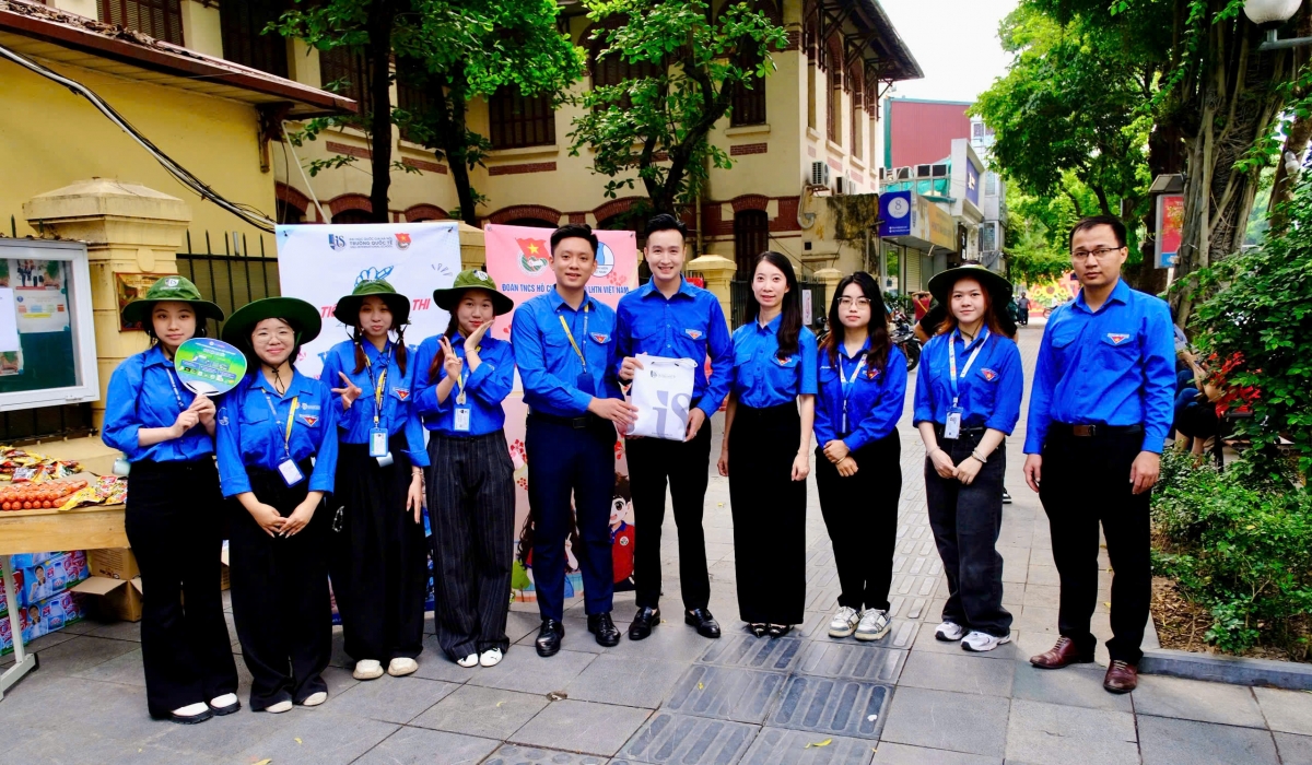 (Phó Bí thư thành đoàn Hà Nội Đào Đức Việt tới tặng quà, động viên thanh niên tình nguyện hỗ trợ tại các điểm thi vào lớp 10 )