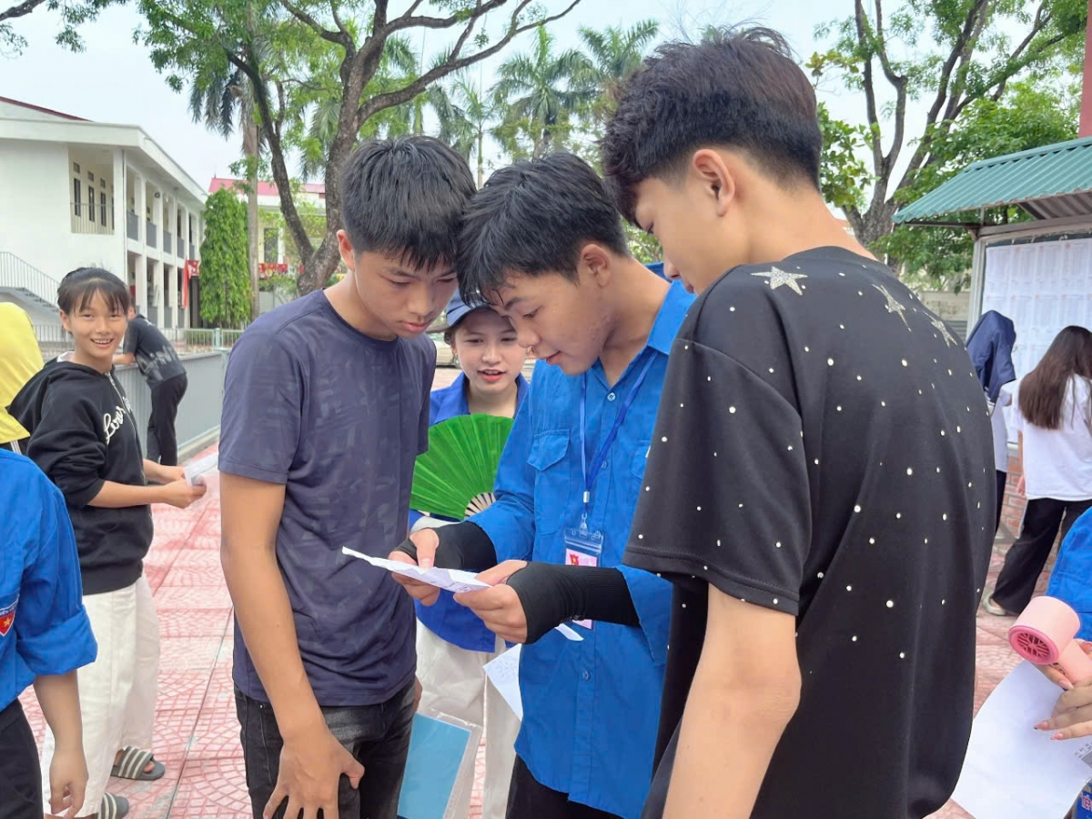 (Đoàn thanh niên xã Ứng Thiên hỗ trợ các thí sinh tại điểm thi Trường THPT Trần Đăng Ninh)
