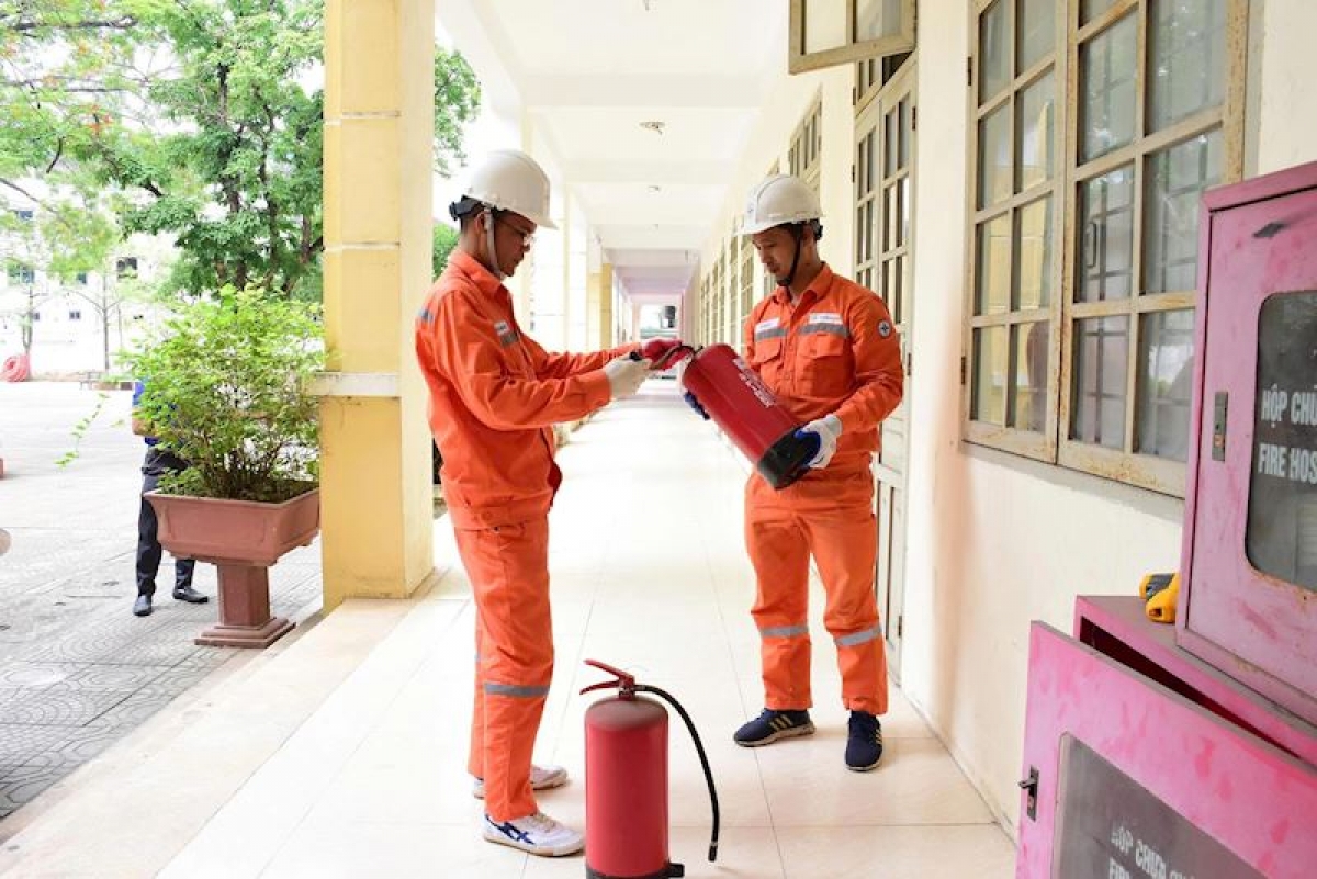 Kiểm tra thiết bị phòng cháy chữa cháy tại trường Ngô Thì Nhậm