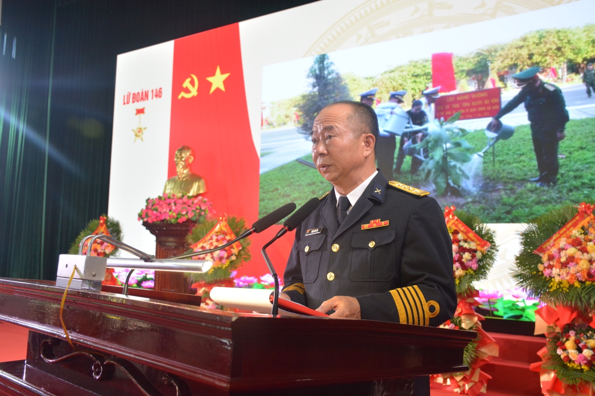 Đại tá Phạm Văn Thọ, Chính ủy Lữ đoàn báo cáo thành tích thực hiện nhiệm vụ bảo vệ chủ quyền biển, đảo