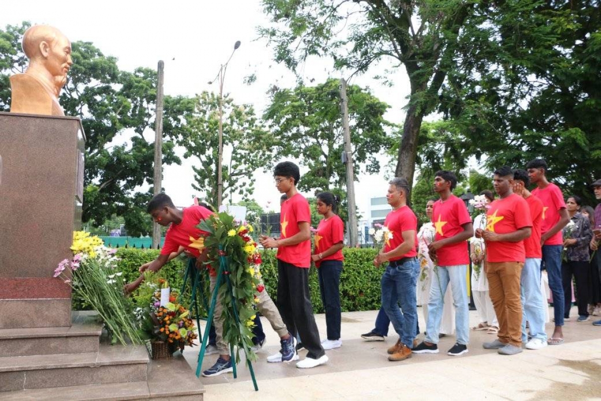 Các em học sinh lớp Tiếng Việt đặt vòng hoa tại tượng Chủ tịch Hồ Chí Minh ở thủ đô Colombo nhân dịp kỷ niệm 135 năm ngày sinh của Người