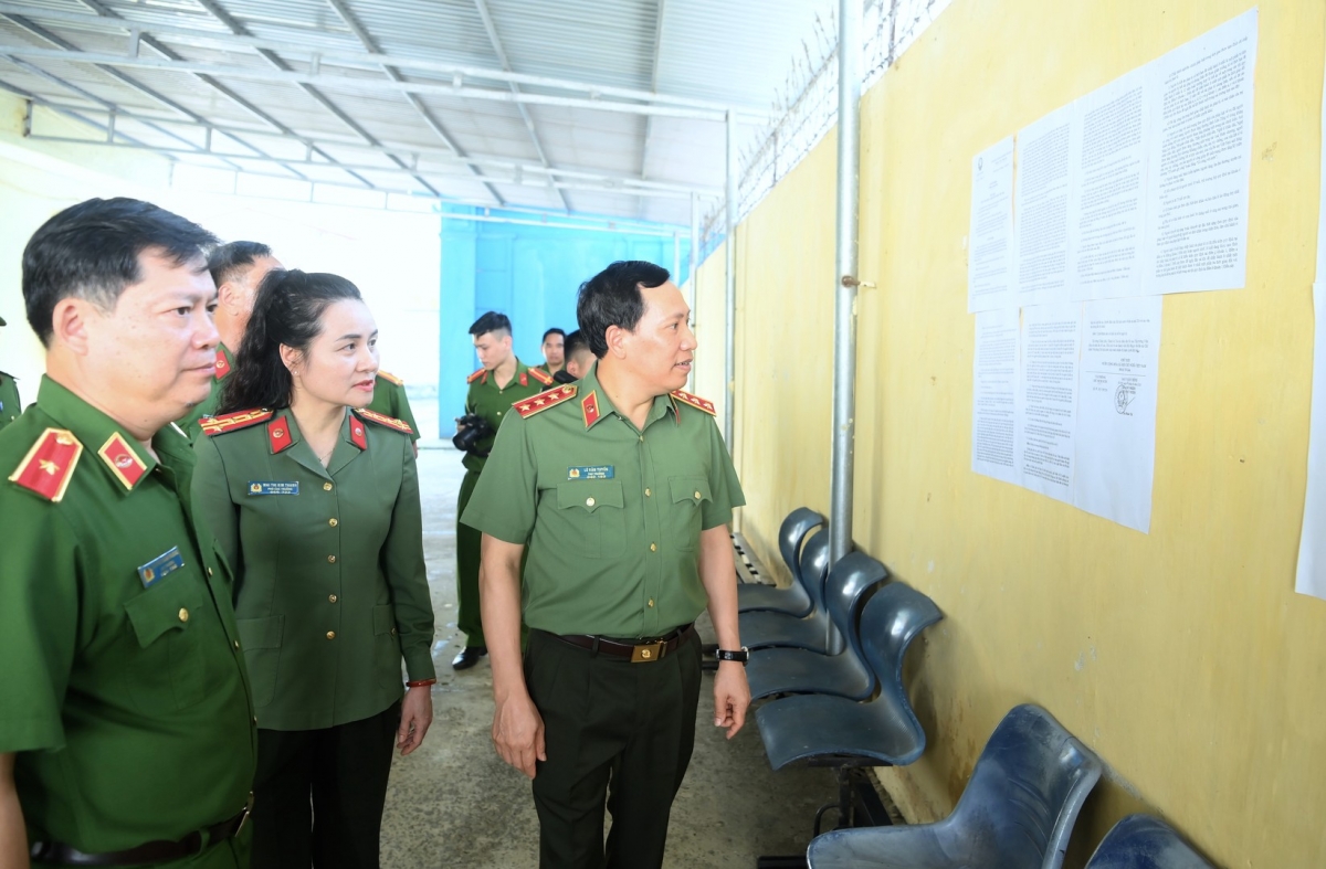 Lãnh đạo Bộ Công an kiểm tra việc niêm yết công khai Quyết định của Chủ tịch nước về đặc xá năm 2026