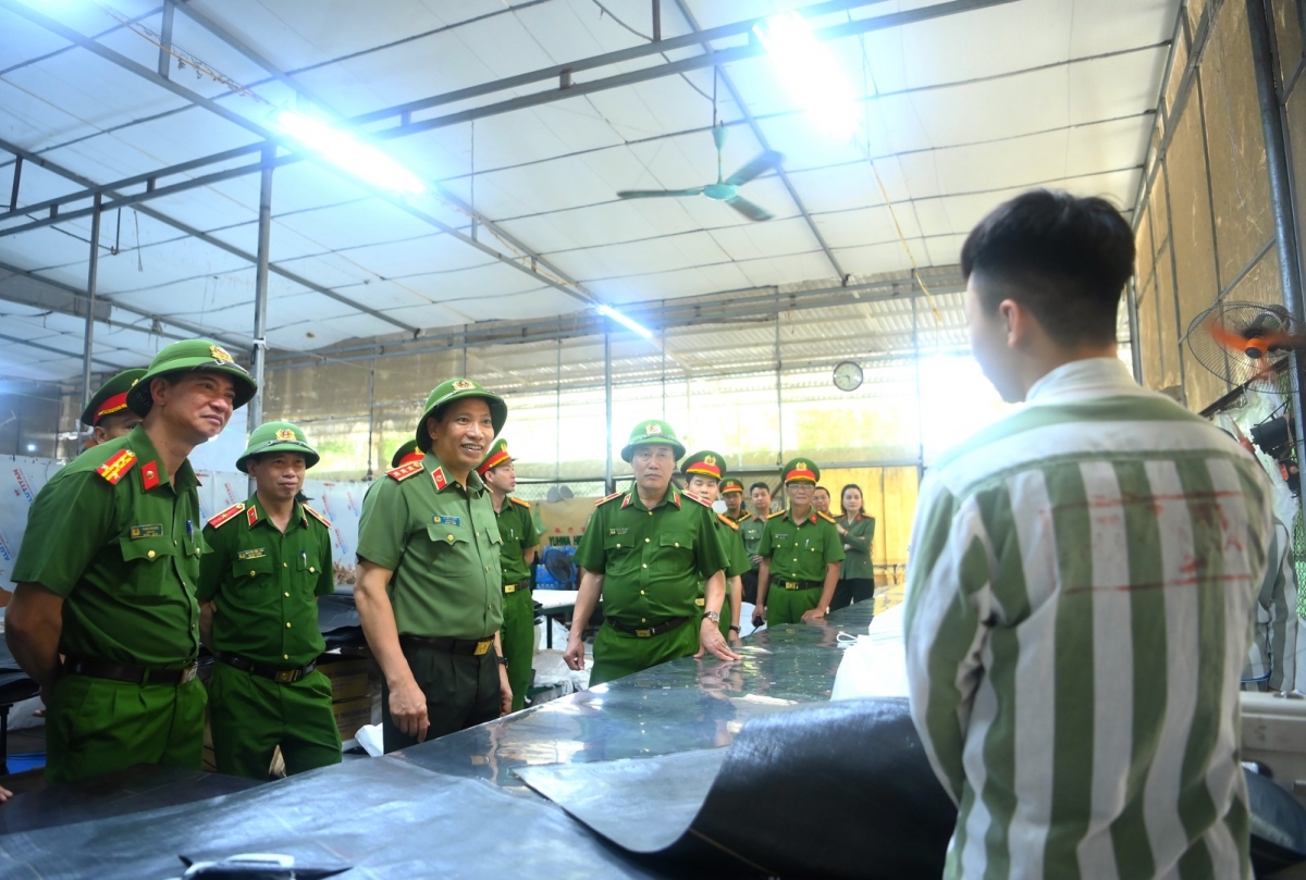 Lãnh đạo Bộ Công an kiểm tra công tác tại xưởng sản xuất và phòng đọc sách thuộc Trại giam Nam Hà