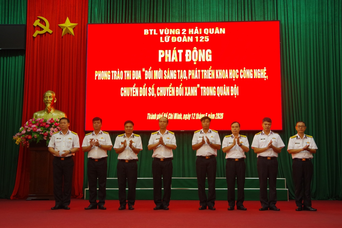 Đại diện các Cơ quan, Hải đội ký kết giao ước thi đua.