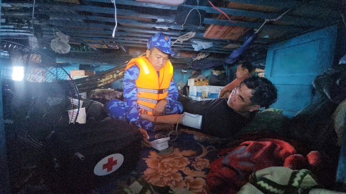 Quân y trên tàu 314 chăm sóc thuyền viên trên tàu cá bị nạn