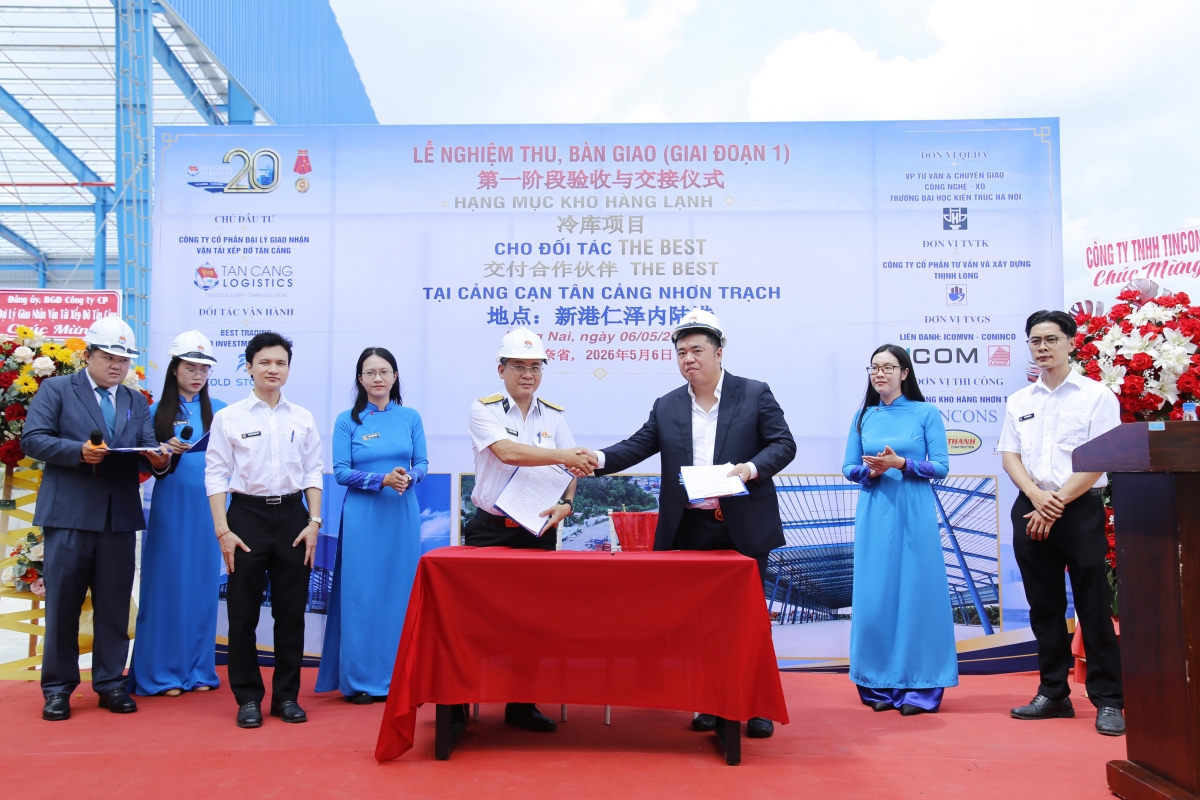 Lãnh đạo Công ty TCL và đối tác trao biên bản bàn giao