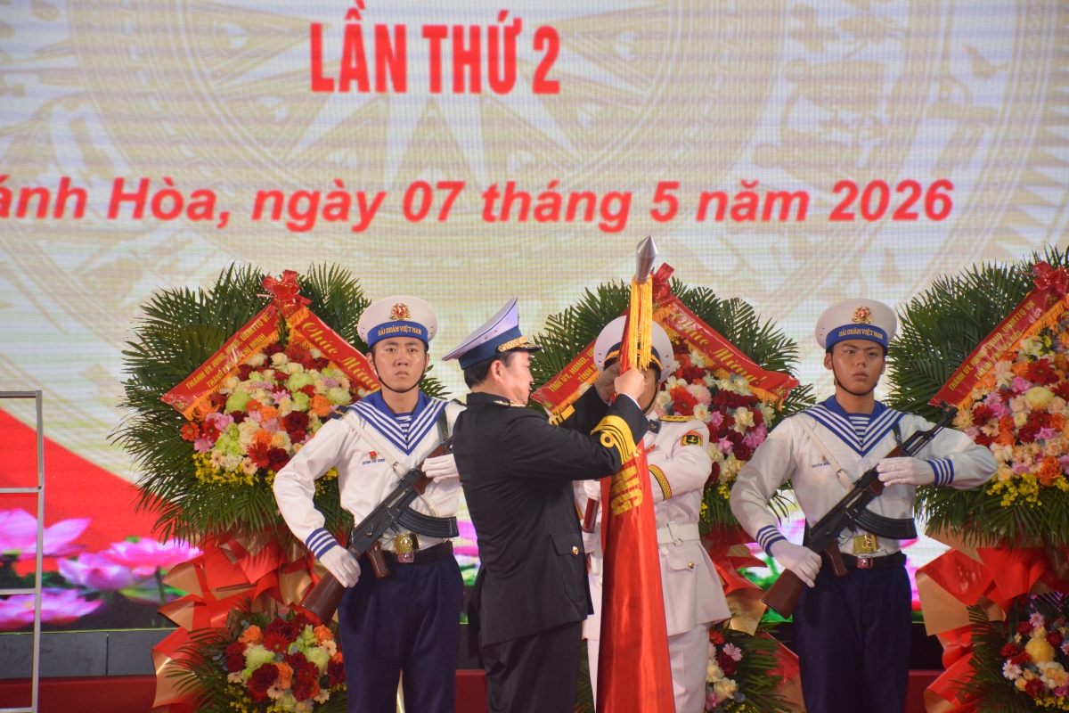 Phó Đô đốc Trần Thanh Nghiêm, Ủy viên Ban Chấp hành Trung ương Đảng, Ủy viên Quân ủy Trung ương - Tư lệnh Hải quân gắn Huy hiệu Anh hùng Lực lượng vũ trang nhân dân lên Quân kỳ quyết thắng