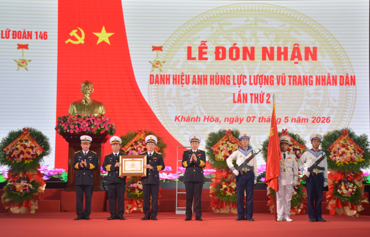 Thừa ủy quyền của Chủ tịch nước, Phó Đô đốc Trần Thanh Nghiêm trao danh hiệu Anh hùng Lực lượng vũ trang nhân dân cho Lữ đoàn 146