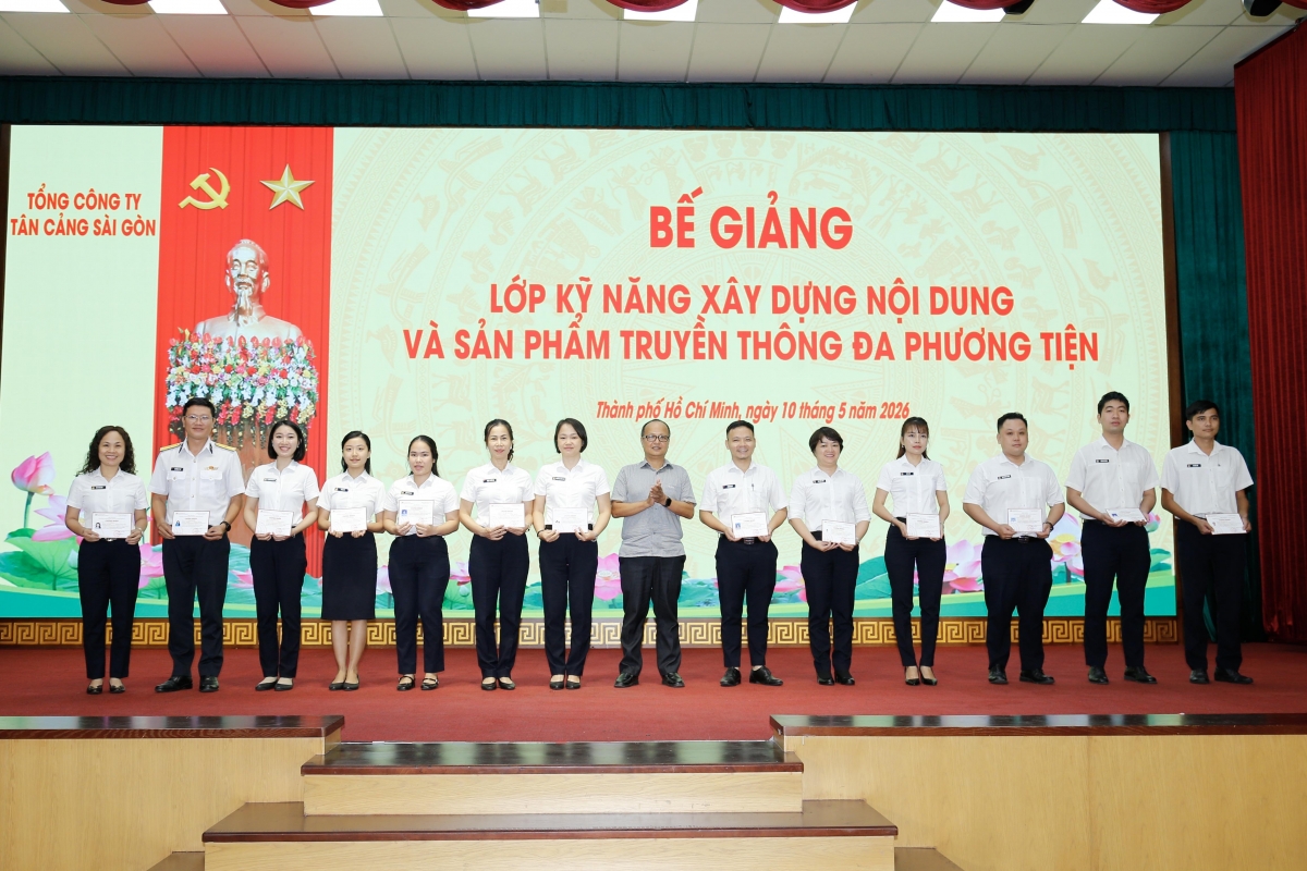 Ths Nguyễn Minh Thăng - Phó Hiệu Trưởng Trường Cao đẳng phát thanh và truyền hình II trao giấy chứng nhận cho học viên