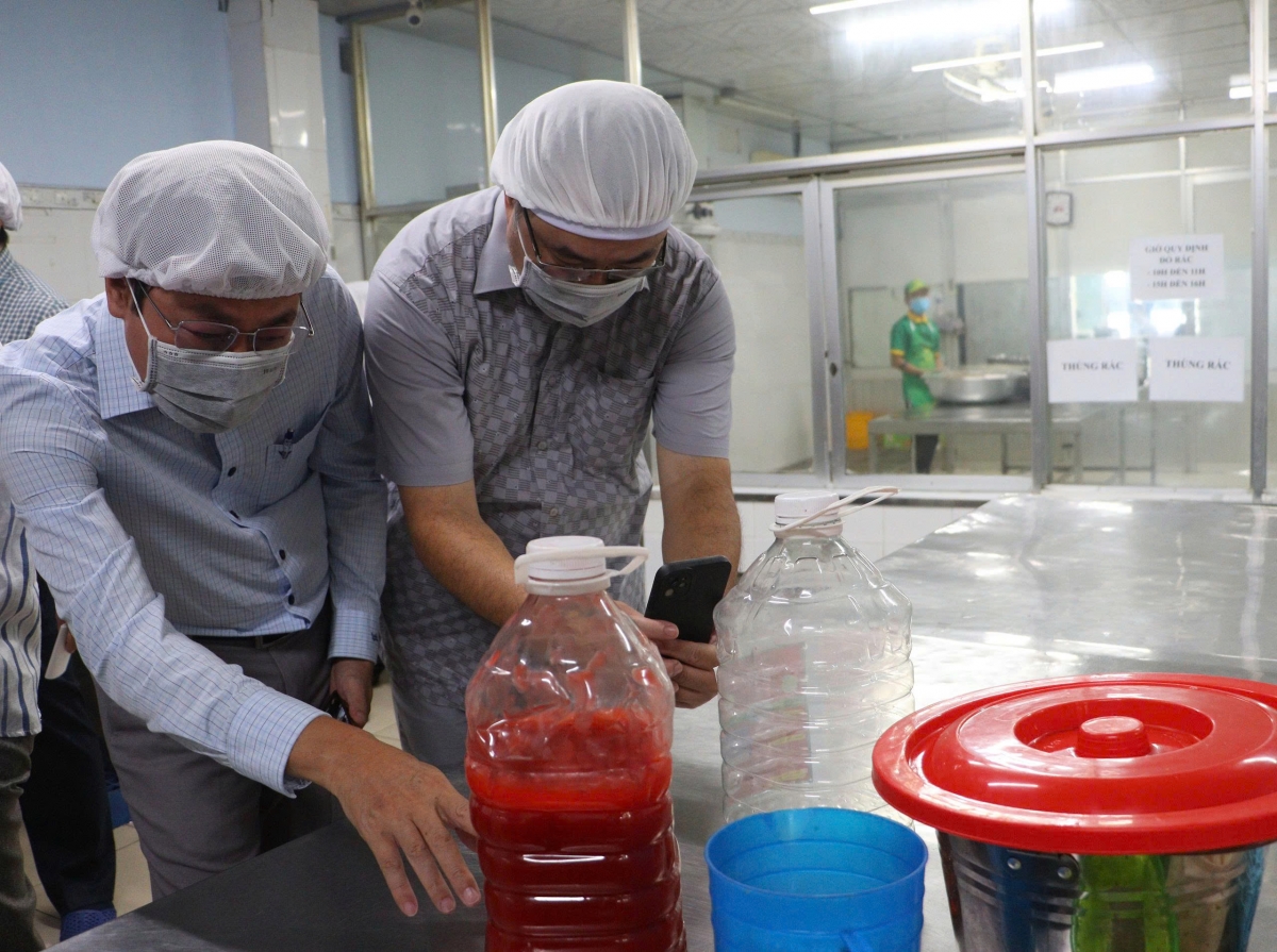 Thành viên Đoàn kiểm tra an toàn thực phẩm thực hiện nhiệm vụ tại Vĩnh Long- Ảnh Quốc Tuấn
