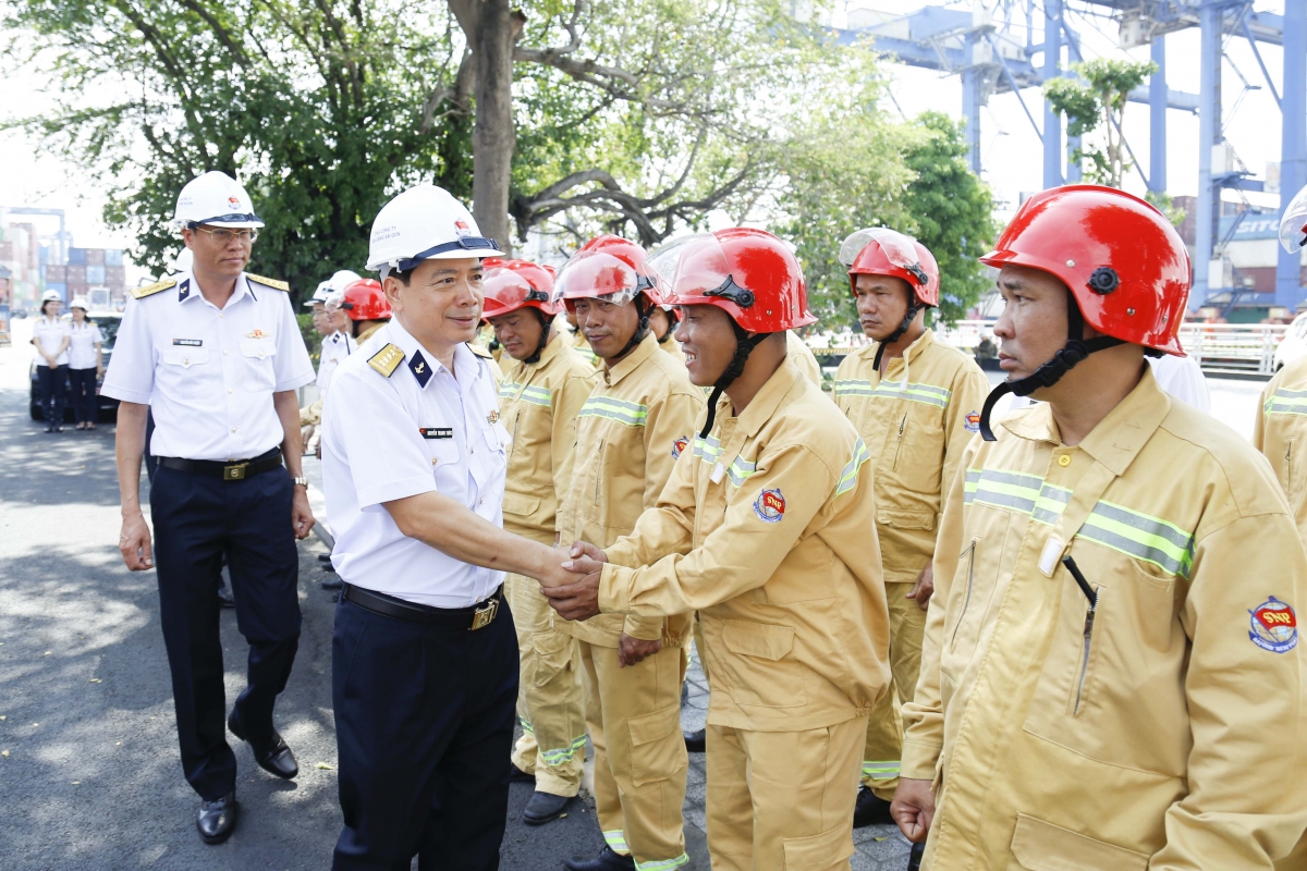 Đại tá Nguyễn Thanh Trúc động viên lực lượng thường trực phòng chống cháy nổ của Binh đoàn