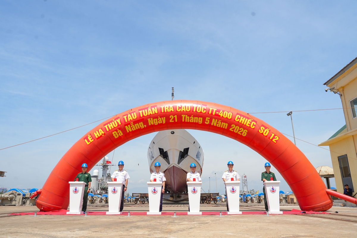 Các đại biểu bấm chuông phát lệnh hạ thuỷ.