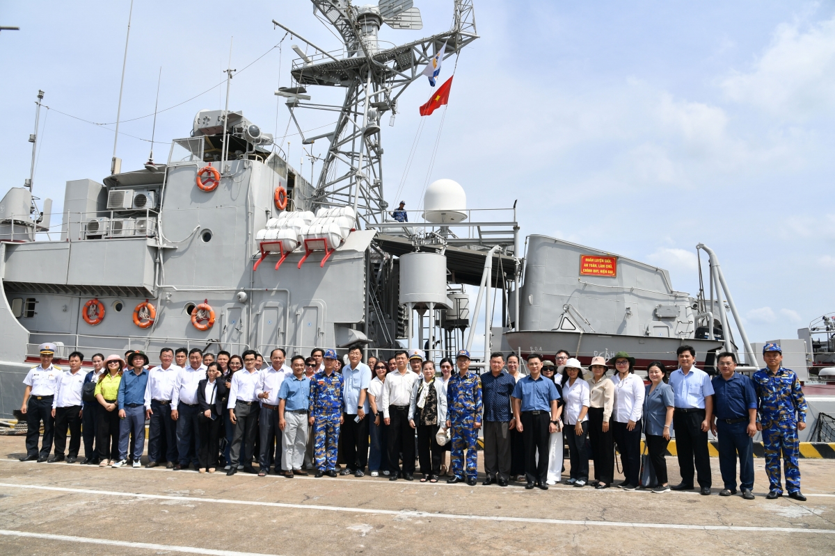 Đoàn tham quan chụp ảnh lưu niệm với cán bộ, chiến sĩ tàu