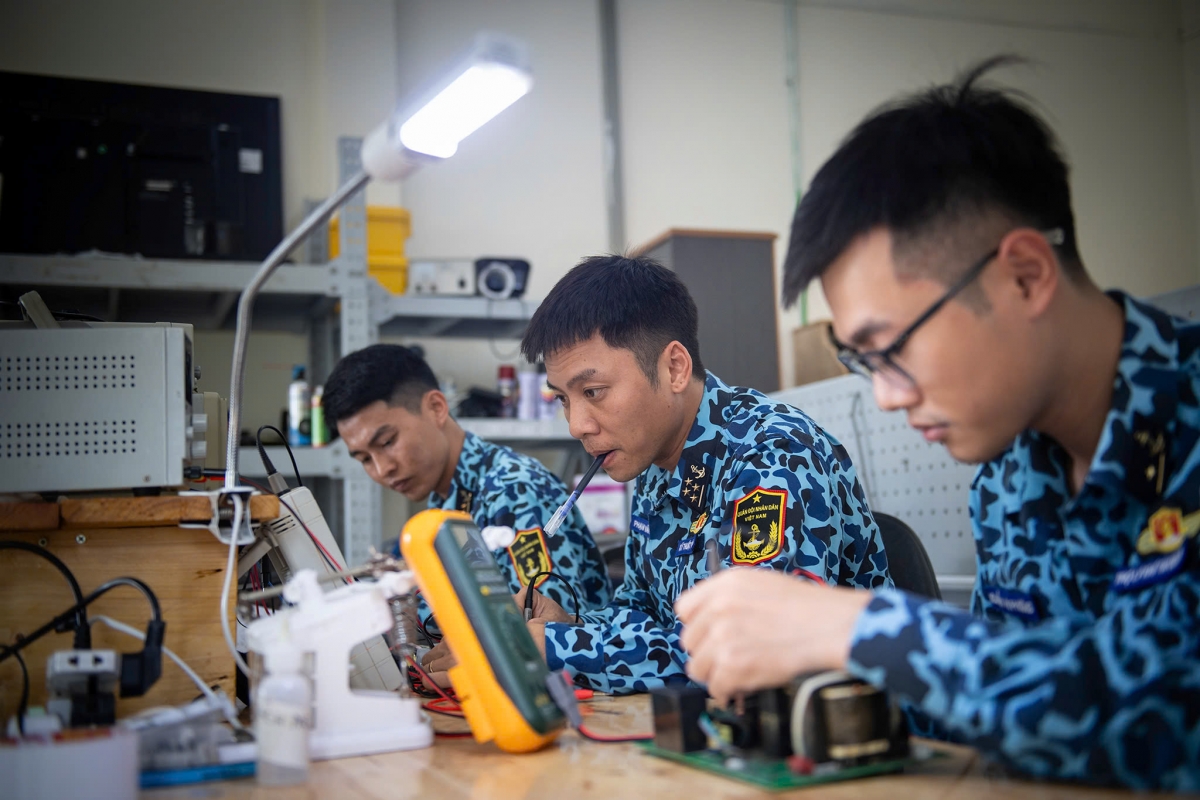 Thuỷ thủ tàu ngầm tích cực nghiên cứu khoa học để làm chủ đại dương