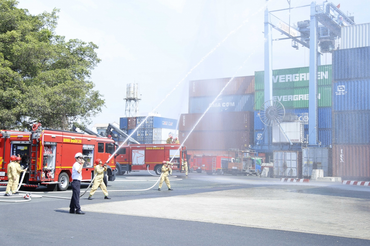 Thao diễn phương án chữa cháy tại bãi hàng Terminal Cát Lái A