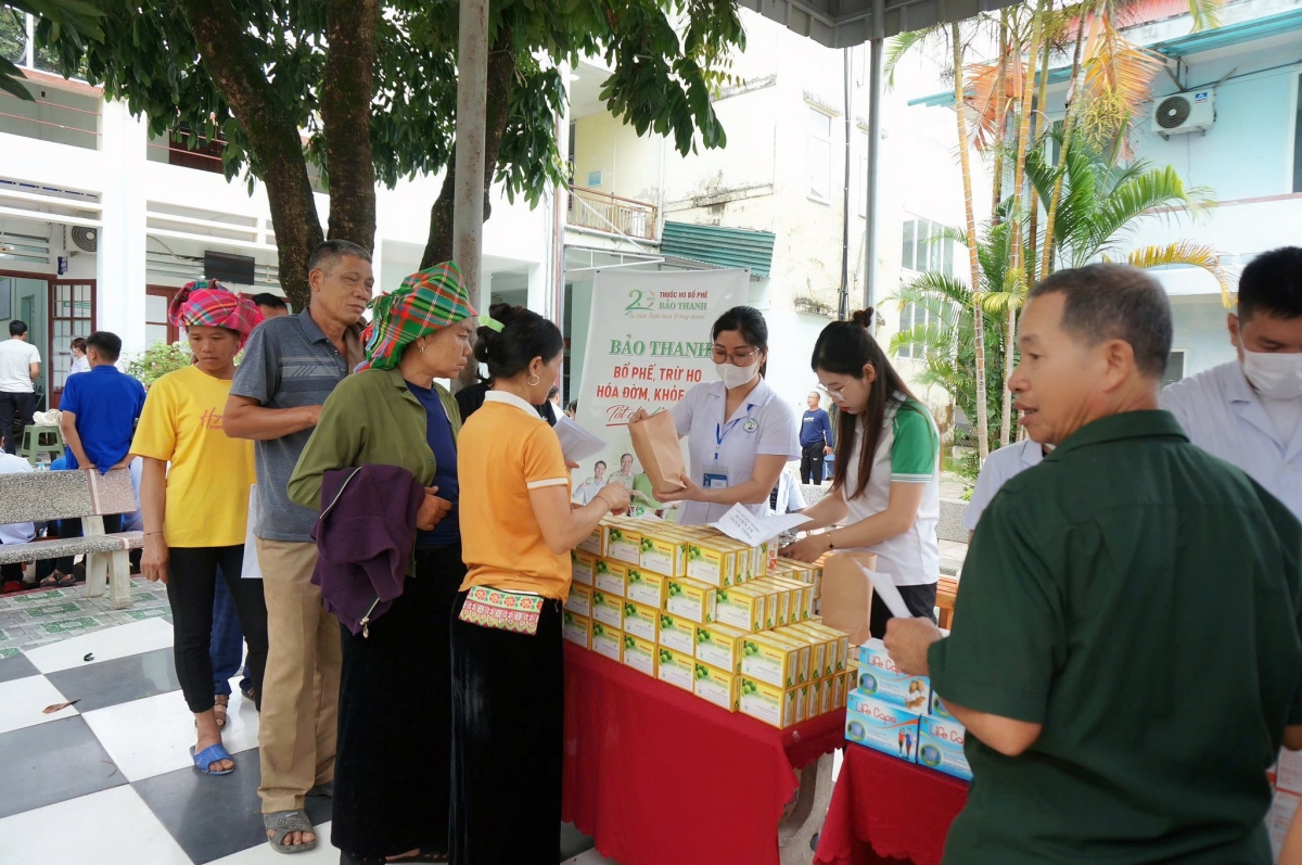 Niềm vui của người dân khi nhận sản phẩm Viên ngậm ho bổ phế Bảo Thanh trong chương trình.