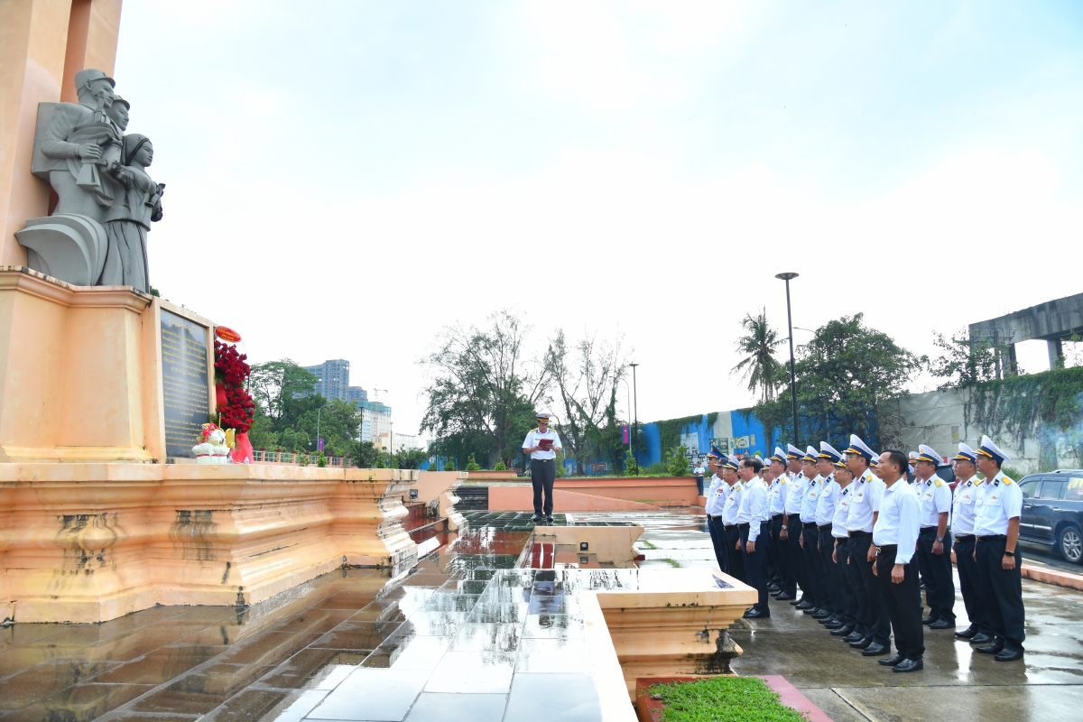 Đoàn công tác Bộ Tư lệnh Vùng 5 Hải quân dâng hương Tượng đài Hữu nghị Việt Nam - Campuchia