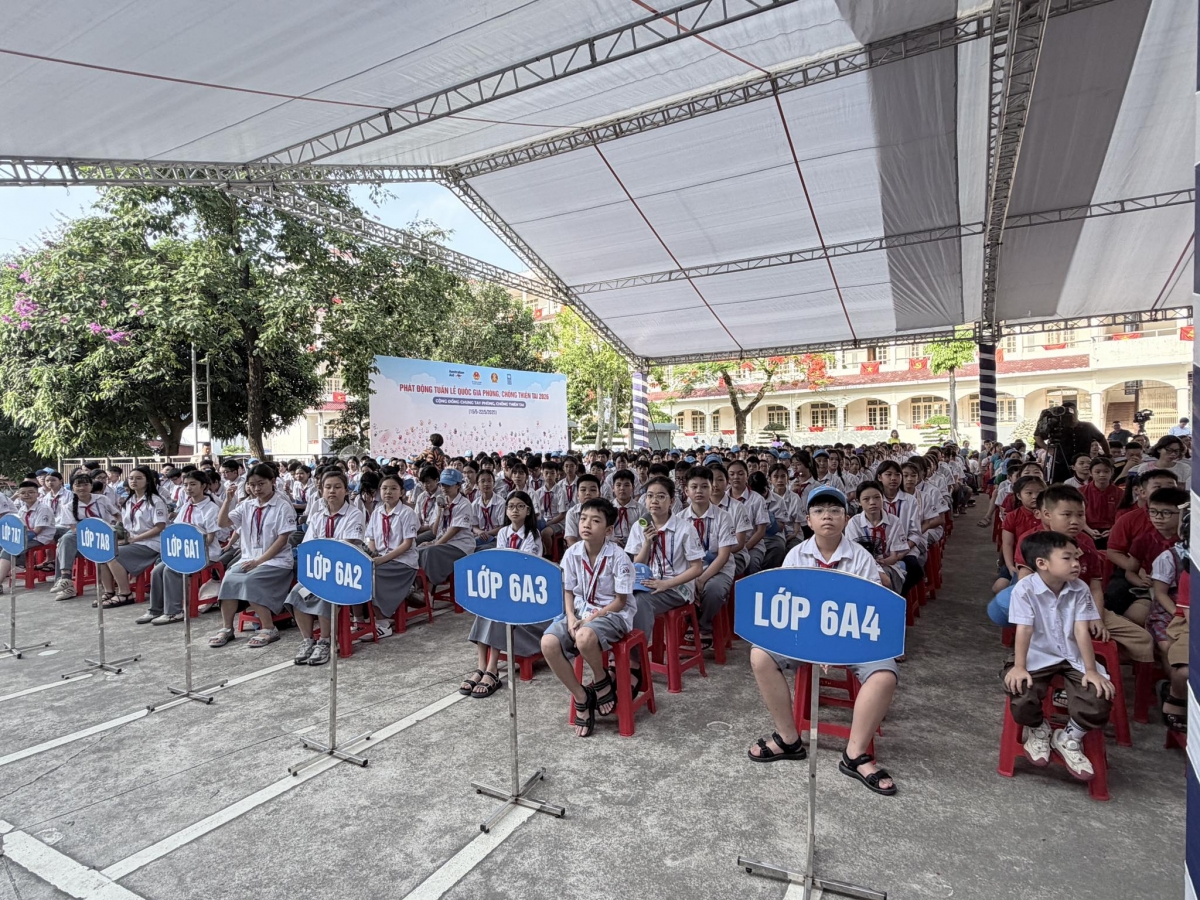 Các em học sinh tại Thái Nguyên tham gia mit tinh