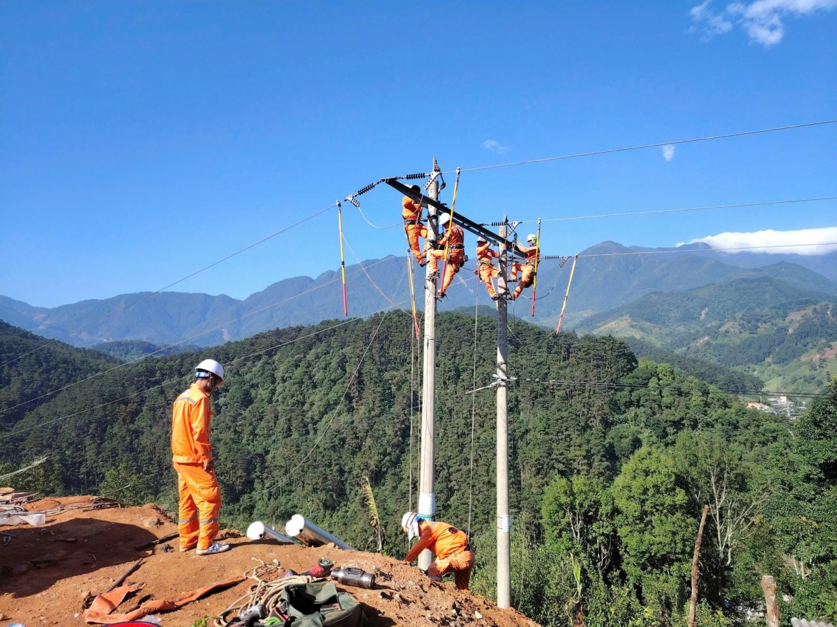 Trên những cột điện cheo leo giữa đồi cao, nhân viên Điện lực Nghĩa Lộ - Công ty Điện lực Lào Cai vẫn bám hiện trường làm nhiệm vụ dưới thời tiết nắng nóng khắc nghiệt. Ảnh EVNNPC.