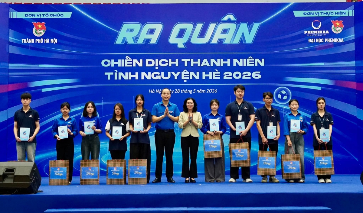(Thành đoàn - Hội Sinh viên Thành phố trao tặng 20 suất quà cho các bạn học sinh, sinh viên vượt khó trong học tập)