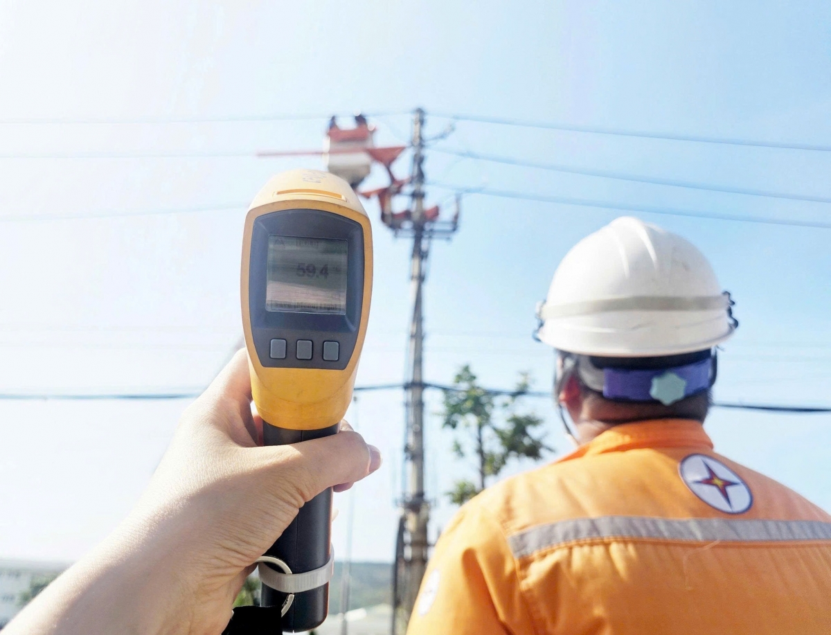 Nắng nóng, nhiệt độ cộng hưởng ngoài trời đo được có lúc lên tới gần 60 độ C, những người thợ điện Tổng Công ty Điện lực miền Bắc vẫn nỗ lực khắc phục sự cố quá tải để cấp điện cho người dân.