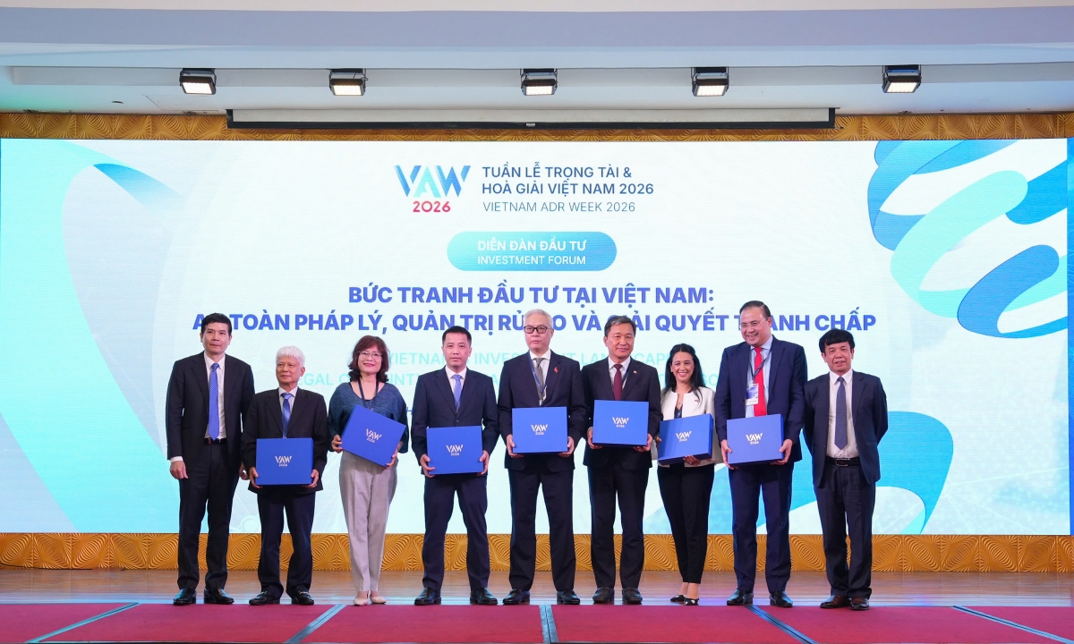 (Các diễn giả tham gia Diễn đàn)