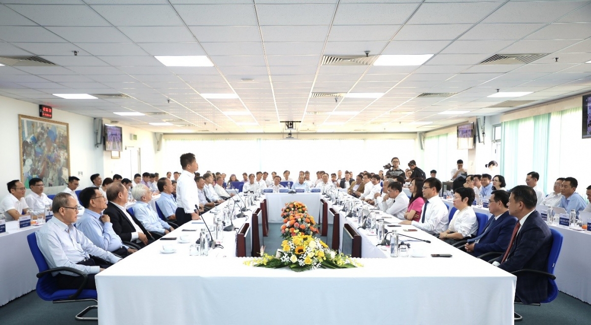 Gặp gỡ, tri ân các thế hệ lãnh đạo.