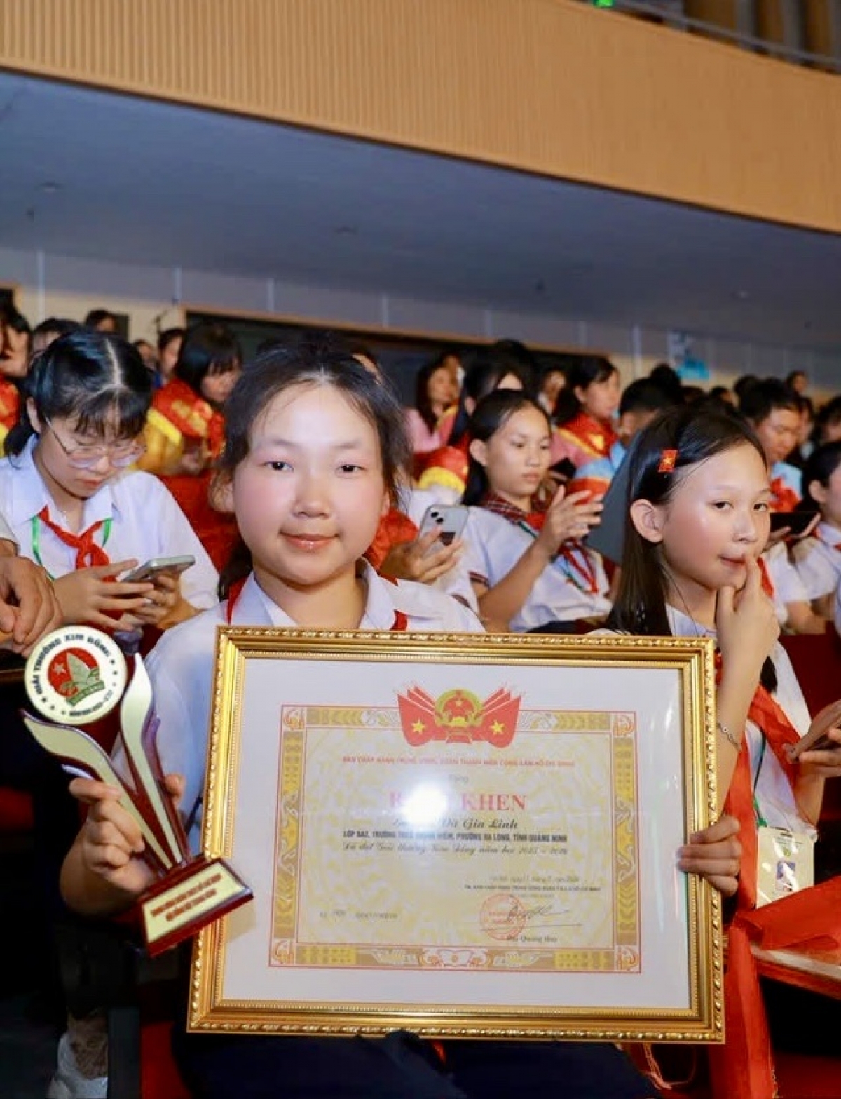 (Em Bùi Vũ Gia Linh, lớp 6A2 trường THCS Trọng Điểm, tỉnh Quảng Ninh nhận Giải thường Kim Đồng năm học 2025-2026 với thành tích xuất sắc trong công tác Đội, phong trào thiếu nhi)
