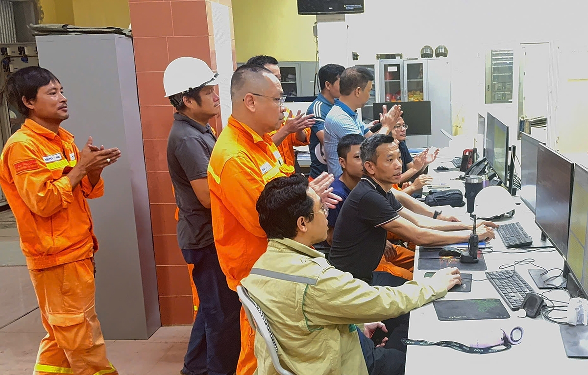 Các đơn vị liên quan chứng kiến thời khắc đóng điện dự án. (Ảnh Lê Linh)
