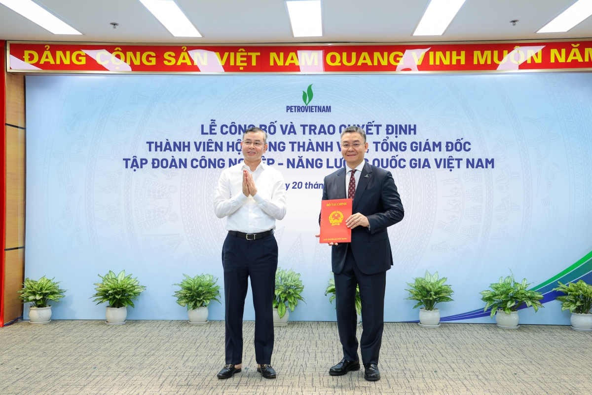 Bộ trưởng Bộ Tài chính Ngô Văn Tuấn (trái) trao Quyết định bổ nhiệm cho tân Tổng Giám đốc Petrovietnam Lê Mạnh Cường (phải)