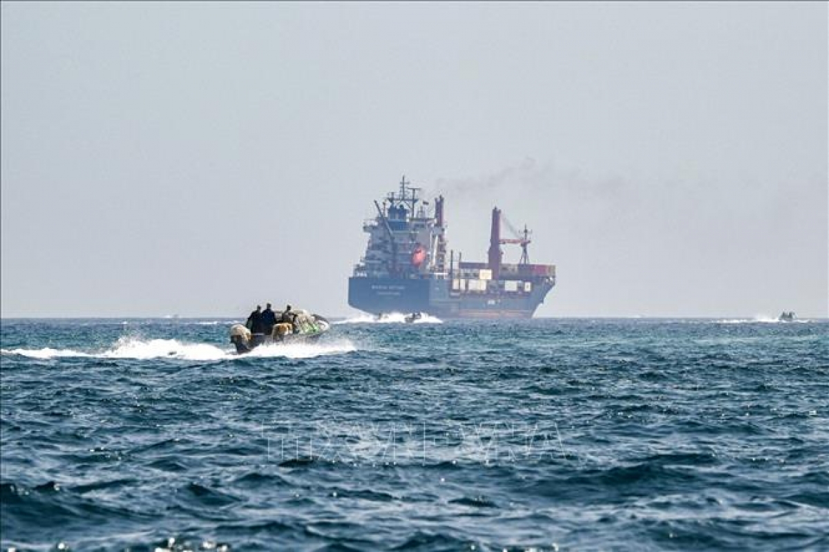 àu hàng Marsa Victory mang cờ hiệu của St Kitt's &amp; Neviswhile neo ở ngoài khơi bán đảo Musandam, Oman, chờ qua eo biển Hormuz