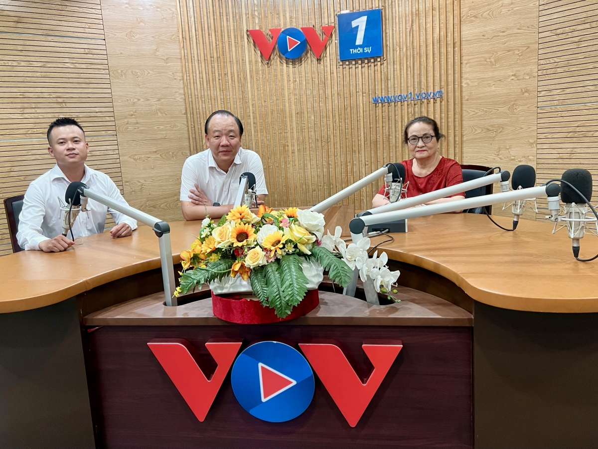 Từ trái qua phải: BTV-MC Bá Toàn; Khách mời Trần Hữu Linh, Khách mời Mai Thị Thùy
