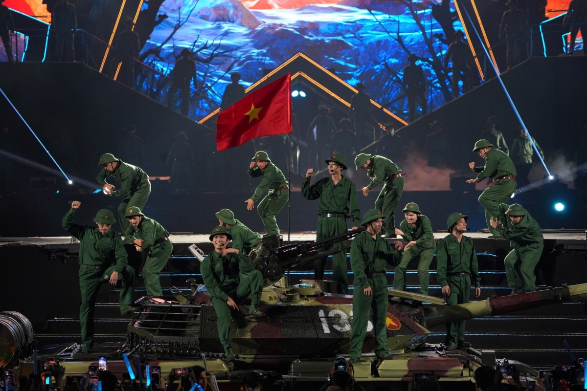 
Đến với Sao Nhập Ngũ 2026, khán giả được trải nghiệm một bữa tiệc thị giác mãn nhãn với sân khấu khổng lồ, cộng hưởng cùng dàn khí tài, những màn biểu diễn đặc biệt của nhiều chiến sỹ