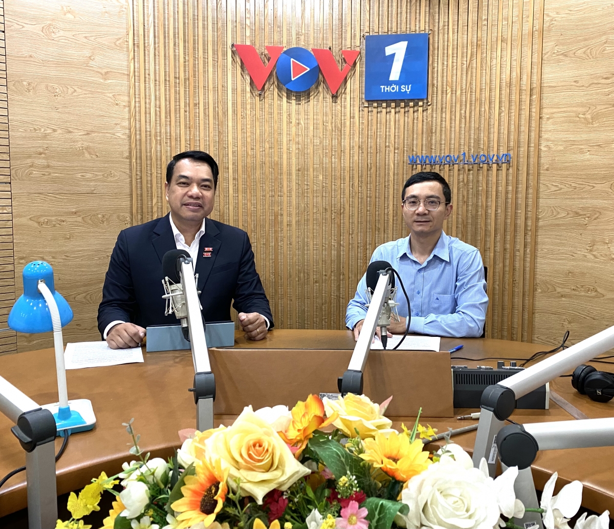 Ảnh (Từ trái qua phải): GS.TS Mạc Quốc Anh- Phó Chủ tịch kiêm Tổng Thư ký Hiệp hội Doanh nghiệp nhỏ và vừa thành phố Hà Nội ; BTV Thành Trung