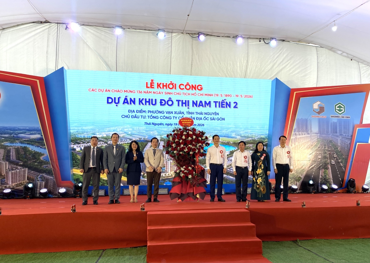 Lãnh đạo UBND tỉnh Thái Nguyên tặng hoa chúc mừng đơn vị chủ đầu tư dự án