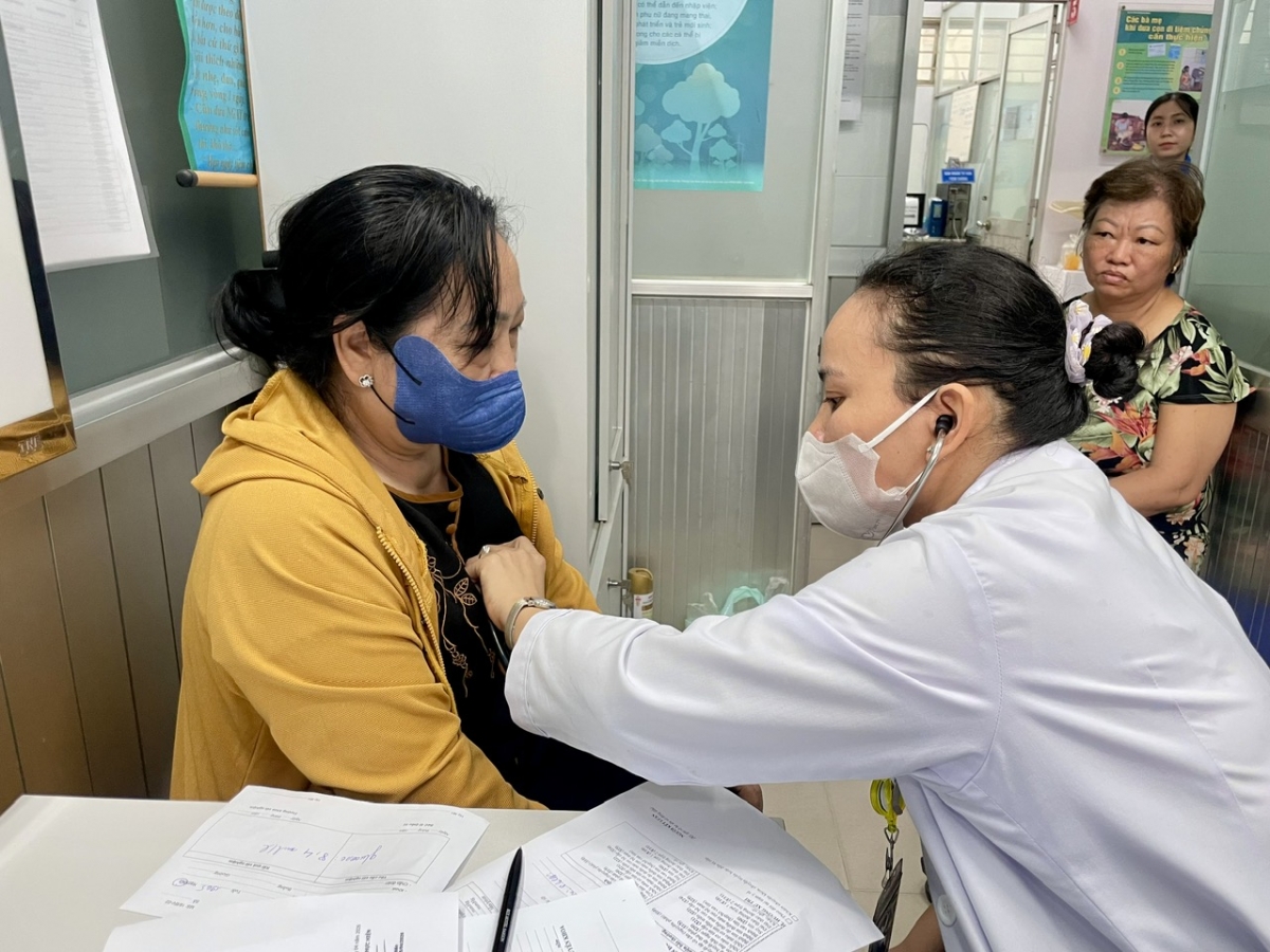 Khám sức khỏe miễn phí cho người cao tuổi tại trạm y tế (Ảnh: Kim Dung)